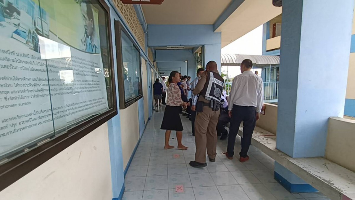 นนทบุรี คีย์บอร์ดคอมโรงเรียนระเบิดใส่หน้านักเรียนเสียชีวิต1รายในห้องเรียน    เมื่อวันที่ 15 ก.ย.65.เมื่อเวลา 14.00 น. ร.ต.อ สายยนต์ ทองทา ร้อยเวรสภ.บางบัวทอง รับแจ้งเหตุ คอมพิวเตอร์ในห้องเรียนระเบิดใส่นักเรียนทำให้มีนักเรียนได้รับบาดเจ็บ 1ราย จึงรุดเดินทา