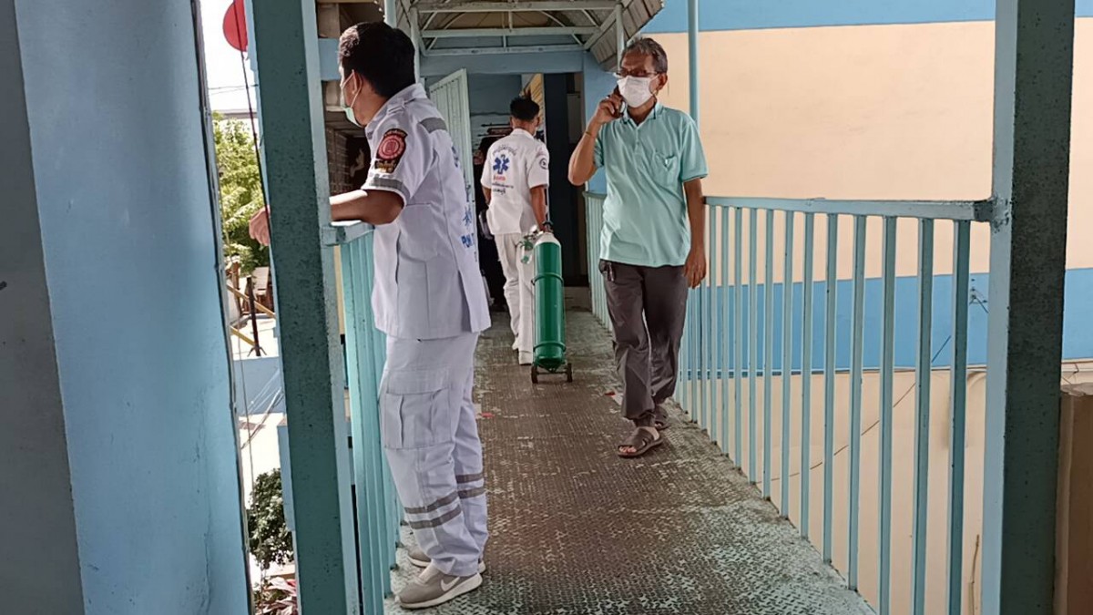 นนทบุรี คีย์บอร์ดคอมโรงเรียนระเบิดใส่หน้านักเรียนเสียชีวิต1รายในห้องเรียน    เมื่อวันที่ 15 ก.ย.65.เมื่อเวลา 14.00 น. ร.ต.อ สายยนต์ ทองทา ร้อยเวรสภ.บางบัวทอง รับแจ้งเหตุ คอมพิวเตอร์ในห้องเรียนระเบิดใส่นักเรียนทำให้มีนักเรียนได้รับบาดเจ็บ 1ราย จึงรุดเดินทา