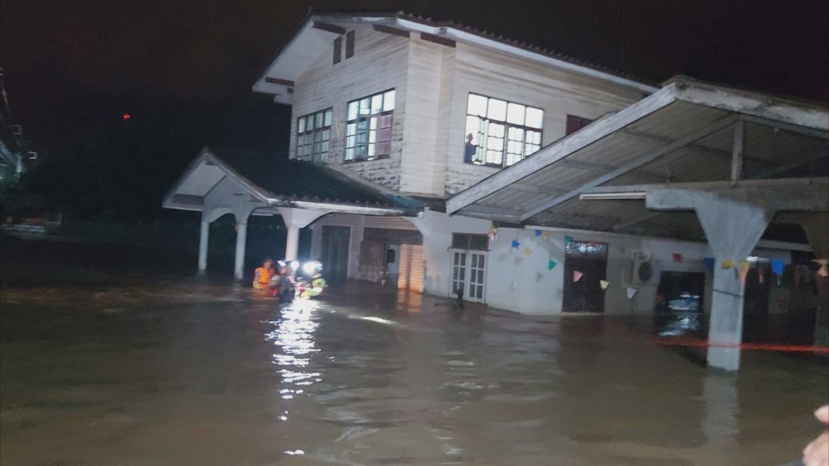 สุโขทัย กู้ภัยช่วยพาลุงหนี้น้ำกลางดึกหลังบ้านถูกน้ำทะลักเข้าท่วมสูงจนอยู่ไม่ได้