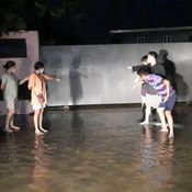 นนทบุรี คลิป บริษัทดึงกระสอบทรายออกน้ำทะลักท่วมหมู่บ้าน กว่า300หลังคาเรือน
