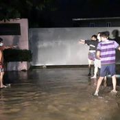 นนทบุรี คลิป บริษัทดึงกระสอบทรายออกน้ำทะลักท่วมหมู่บ้าน กว่า300หลังคาเรือน