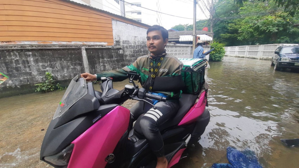 นนทบุรี สู้ชีวิต หนุ่มแกร็บฟู้ดแขนพิการ ขับรถมือเดียวฝ่าน้ำท่วมหาค่าเทอมลูกสาว   เมื่อวันที่ 16 ต.ค 2565 ผู้สื่อข่าวลงพื้นที่ ชุมชนสุเหร่า หลังรพ.พระนั่งเกล้า ต.บางกระสอ อ.เมือง  จ.นนทบุรี  พบนายนราทิพ  พานิช  อายุ 26 ปี ชาย พิการแขนข้างซ้ายขับรถ จยย.มือเ