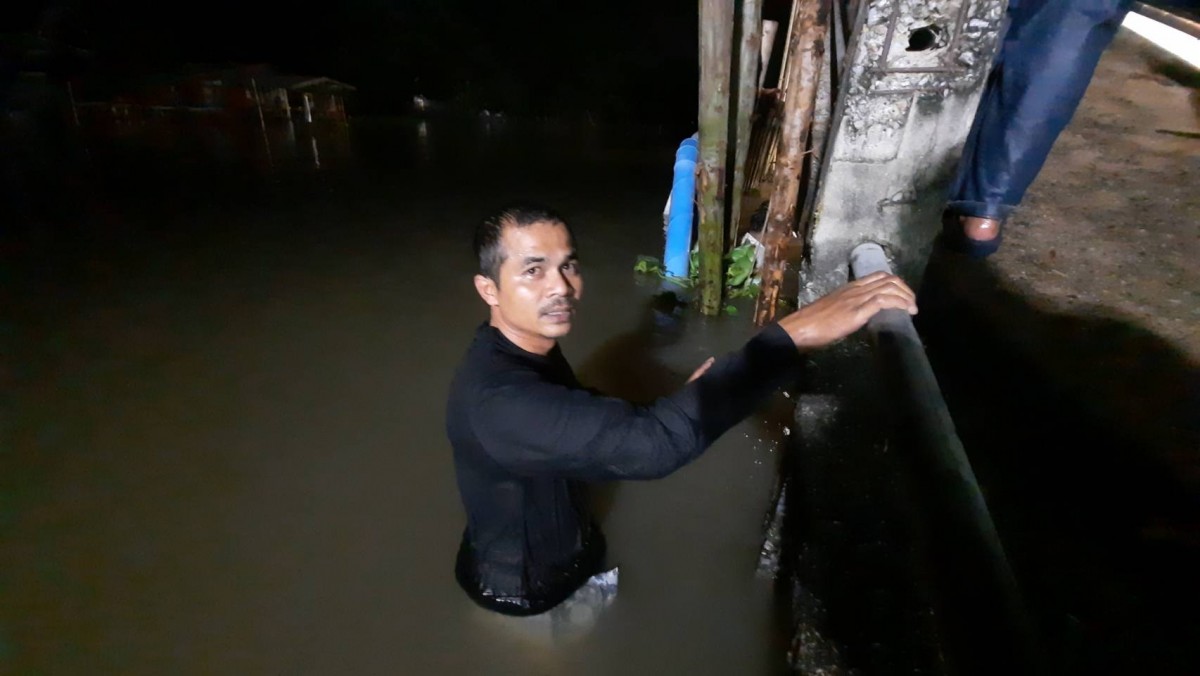 นนทบุรี ชาวบ้านแตกตื่นเขื่อนสุเหร่าโรงกระโจมแตก นนทบุรีเมื่อวันที่ 26 ต.ค 2565 เวลา20.00 น.ที่สุเหร่าโรงกระโจม ต.พิมลราช อ.บางบัวทอง จ.นนทบุรี หลังจากน้ำเเหนือน้ำหนุนน้ำหนุนเจ้าพระยายกตัวสูงทำให้น้ำที่คลองพระพิมลราชาได้รับผลกระทบมวลน้ำเข้าท่วมสูงทำให้มวลน