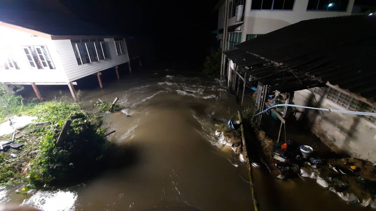 นนทบุรี ชาวบ้านแตกตื่นเขื่อนสุเหร่าโรงกระโจมแตก นนทบุรีเมื่อวันที่ 26 ต.ค 2565 เวลา20.00 น.ที่สุเหร่าโรงกระโจม ต.พิมลราช อ.บางบัวทอง จ.นนทบุรี หลังจากน้ำเเหนือน้ำหนุนน้ำหนุนเจ้าพระยายกตัวสูงทำให้น้ำที่คลองพระพิมลราชาได้รับผลกระทบมวลน้ำเข้าท่วมสูงทำให้มวลน