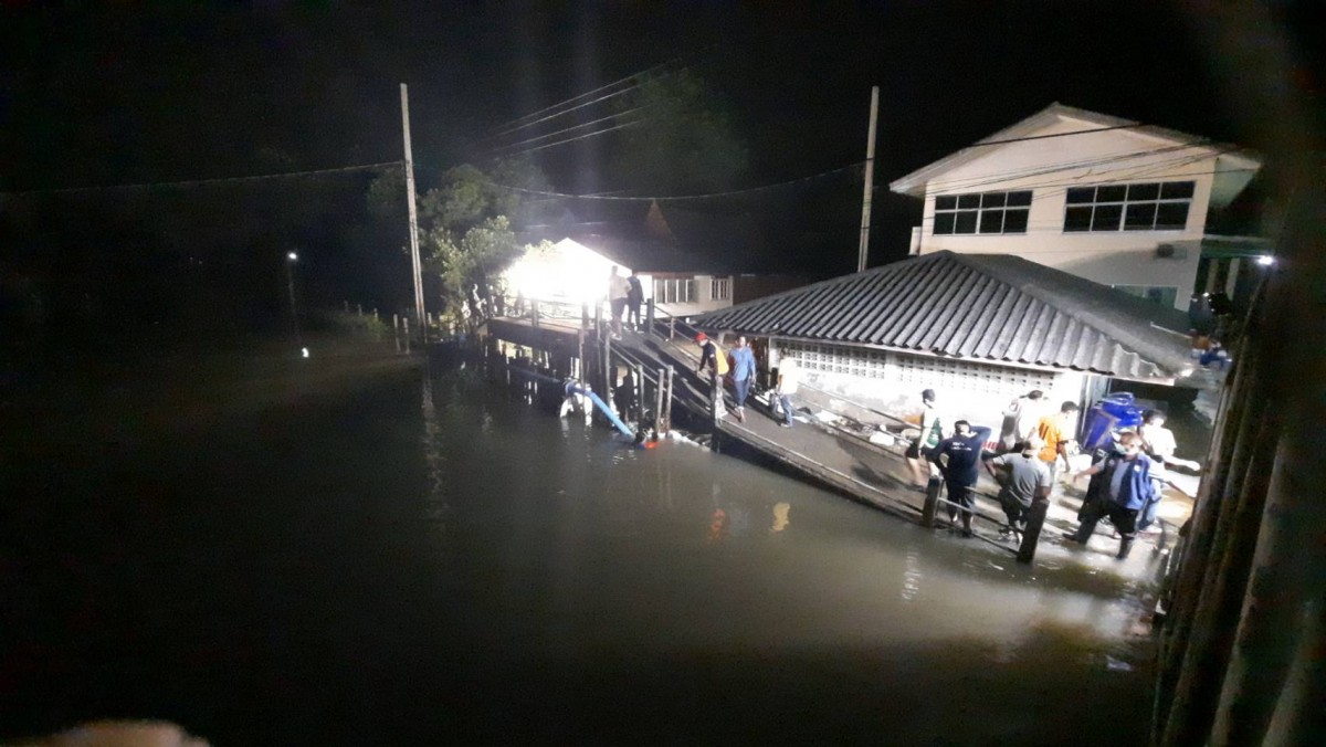 นนทบุรี ชาวบ้านแตกตื่นเขื่อนสุเหร่าโรงกระโจมแตก นนทบุรีเมื่อวันที่ 26 ต.ค 2565 เวลา20.00 น.ที่สุเหร่าโรงกระโจม ต.พิมลราช อ.บางบัวทอง จ.นนทบุรี หลังจากน้ำเเหนือน้ำหนุนน้ำหนุนเจ้าพระยายกตัวสูงทำให้น้ำที่คลองพระพิมลราชาได้รับผลกระทบมวลน้ำเข้าท่วมสูงทำให้มวลน