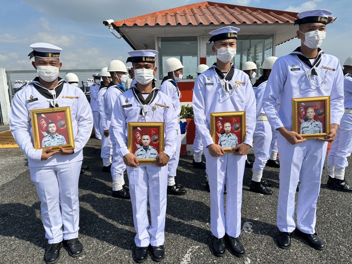 กองทัพเรือจัดพิธีรับศพอย่างสมเกียรติ 6 กำลังพล เหตุเรือหลวงสุโขทัยอับปาง