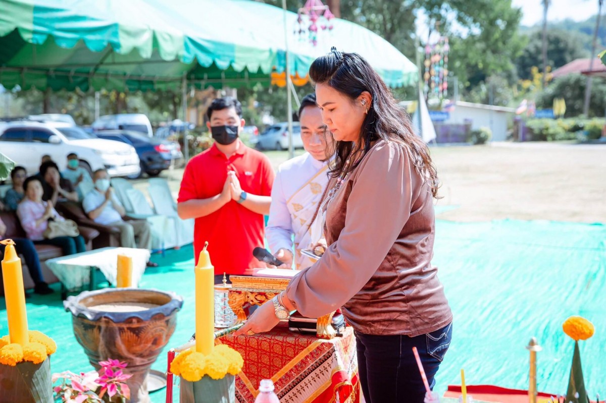 สาวถ่ายรูปตัวเองติดภาพซ้อน งานพิธีเบอกเนตร