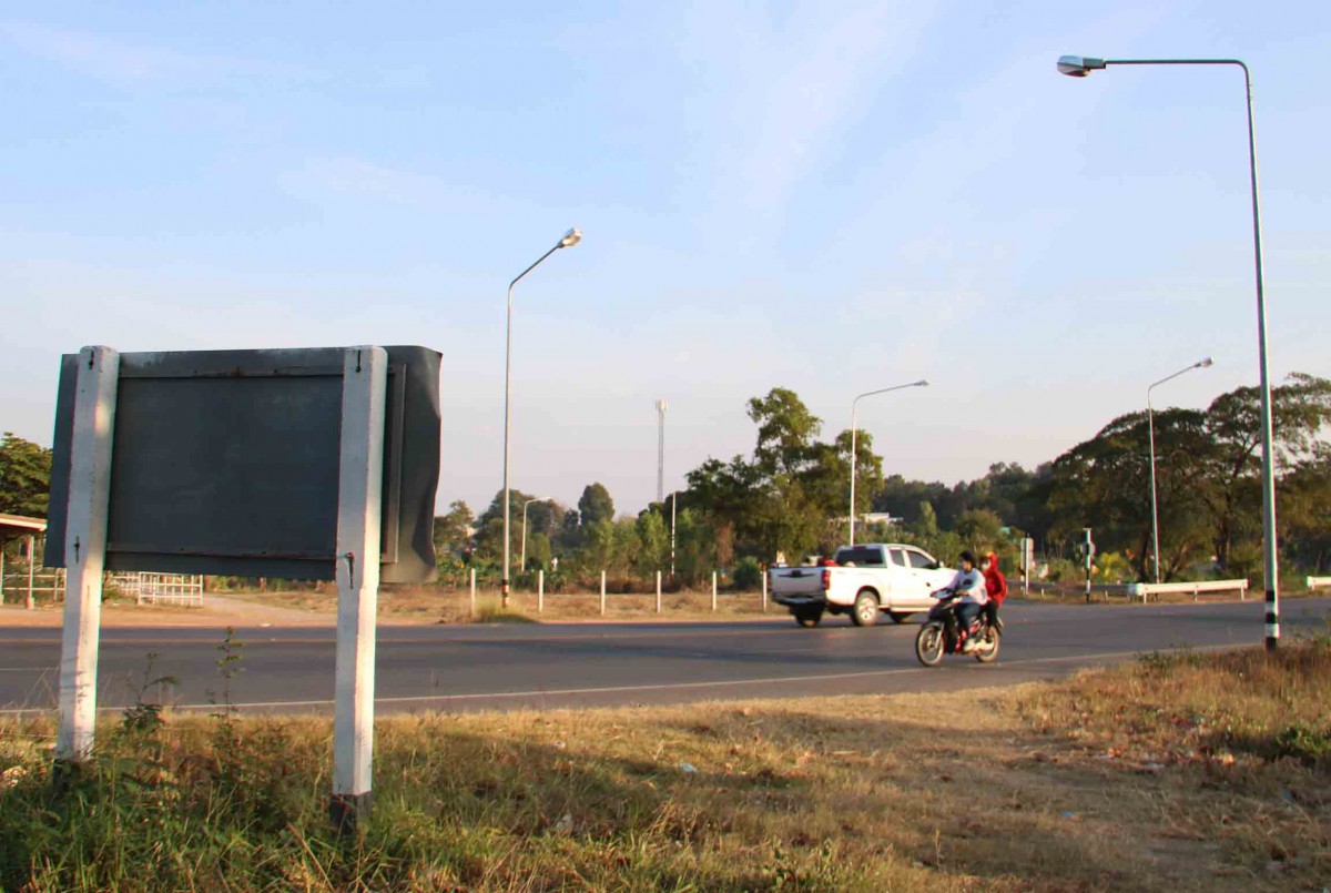 กาฬสินธุ์พบป้ายมือมืดเขียนด่าคำหยาบริมถนนปากทางเขื่อนลำปาว