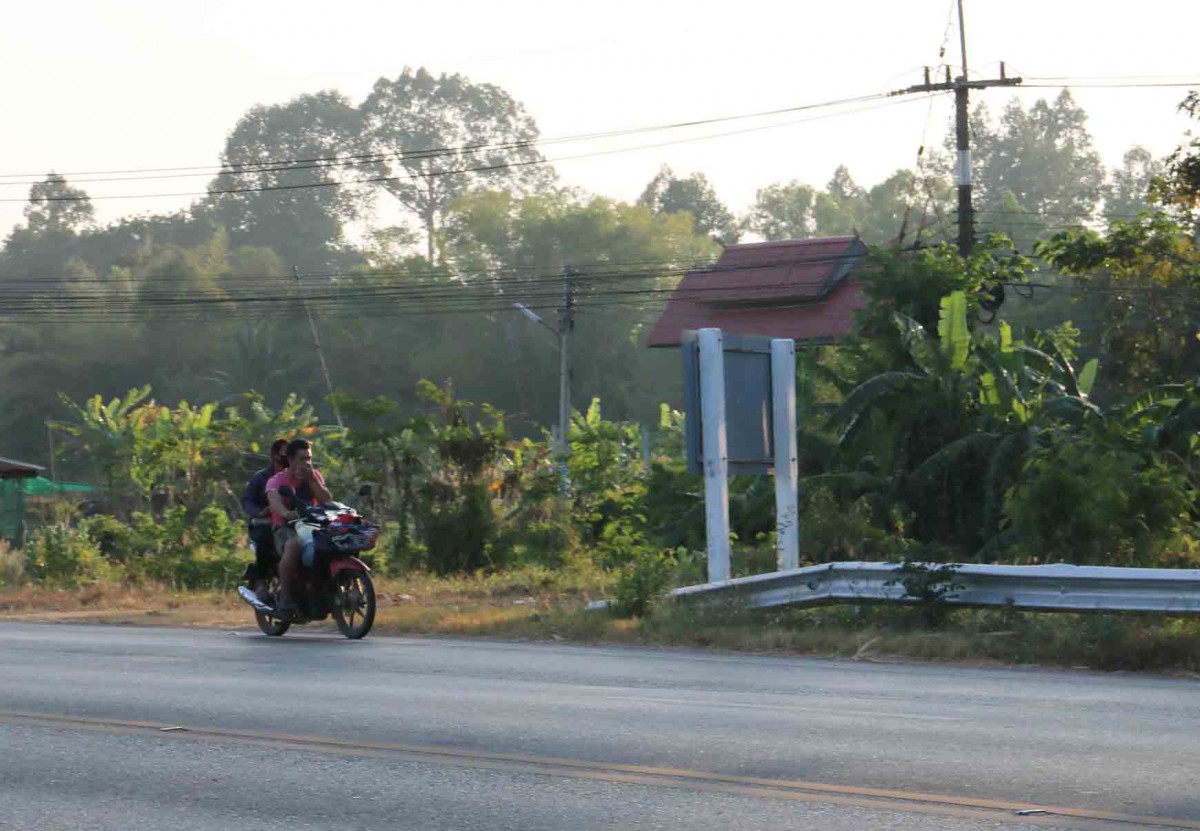 กาฬสินธุ์พบป้ายมือมืดเขียนด่าคำหยาบริมถนนปากทางเขื่อนลำปาว