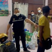 ตาก - เปิดด่านพรมแดนไม่ทันไร ยาบ้าเริ่มทะลัก ตำรวจแม่สอดจับ 2 สามีภรรยาพม่ามาในคาบมีบัตรนักศึกษาไทย พบพิรุธห้องพัก ผงะกลิ่นยาบ้าค้นเจอยาบ้าเกือบ 7 หมื่นเม็ด