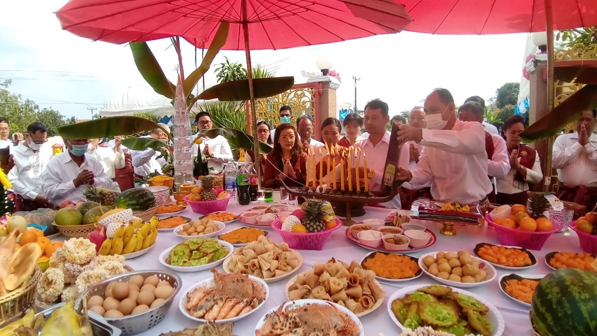 สุรินทร์-นักเสี่ยงโชค แห่ส่องเลขเด็ดคึกคัก ในพิธีบวงสรวงพระยาเชียงฆะ เจ้าเมืองคนแรกของ อ.สังขะ