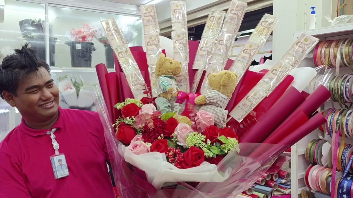 ราชบุรี 01 ส่ง - น่าอิจฉา หนุ่มเมืองกรุงสั่งทำช่อดอกไม้ 1.2 ล้านให้สาวราชบุรี วันวาเลนไทม์