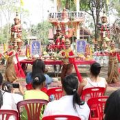 เพชรบูรณ์ ร้านนวดไทยในญี่ปุ่นศรัทธาท้าวเวสสุวรรณนำมาถวายจุดประทัด 2.3 แสนนัด