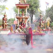 เพชรบูรณ์ ร้านนวดไทยในญี่ปุ่นศรัทธาท้าวเวสสุวรรณนำมาถวายจุดประทัด 2.3 แสนนัด