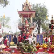 เพชรบูรณ์ ร้านนวดไทยในญี่ปุ่นศรัทธาท้าวเวสสุวรรณนำมาถวายจุดประทัด 2.3 แสนนัด