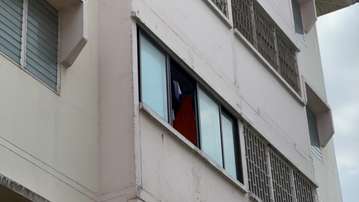 นนทบุรี เด็กชายวัย 12 ตกตึกชั้น 3 อาการสาหัส  ตกใจปีนหน้าต่างหนีแม่เพื่อนสาวพบอยู่ลำพังในห้อง 2 คน