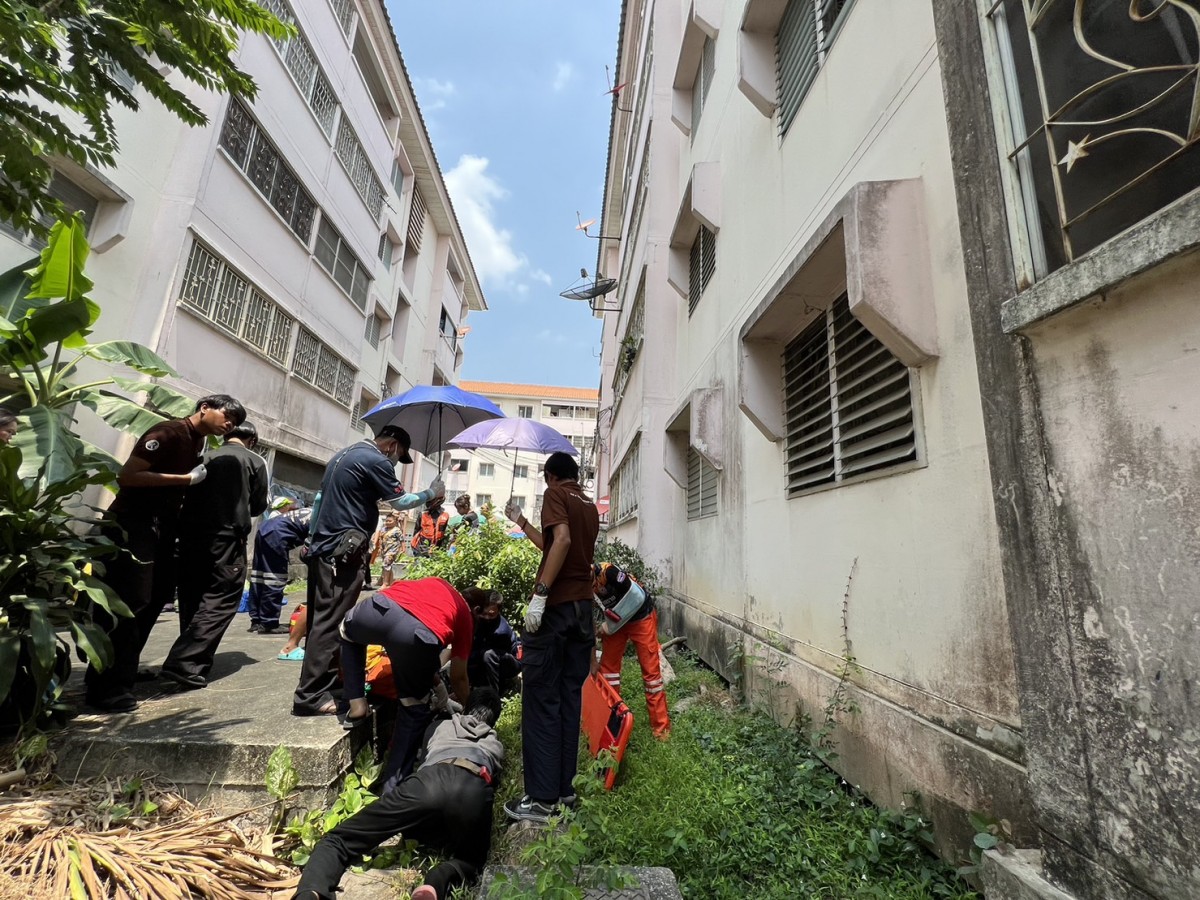 นนทบุรี เด็กชายวัย 12 ตกตึกชั้น 3 อาการสาหัส  ตกใจปีนหน้าต่างหนีแม่เพื่อนสาวพบอยู่ลำพังในห้อง 2 คน