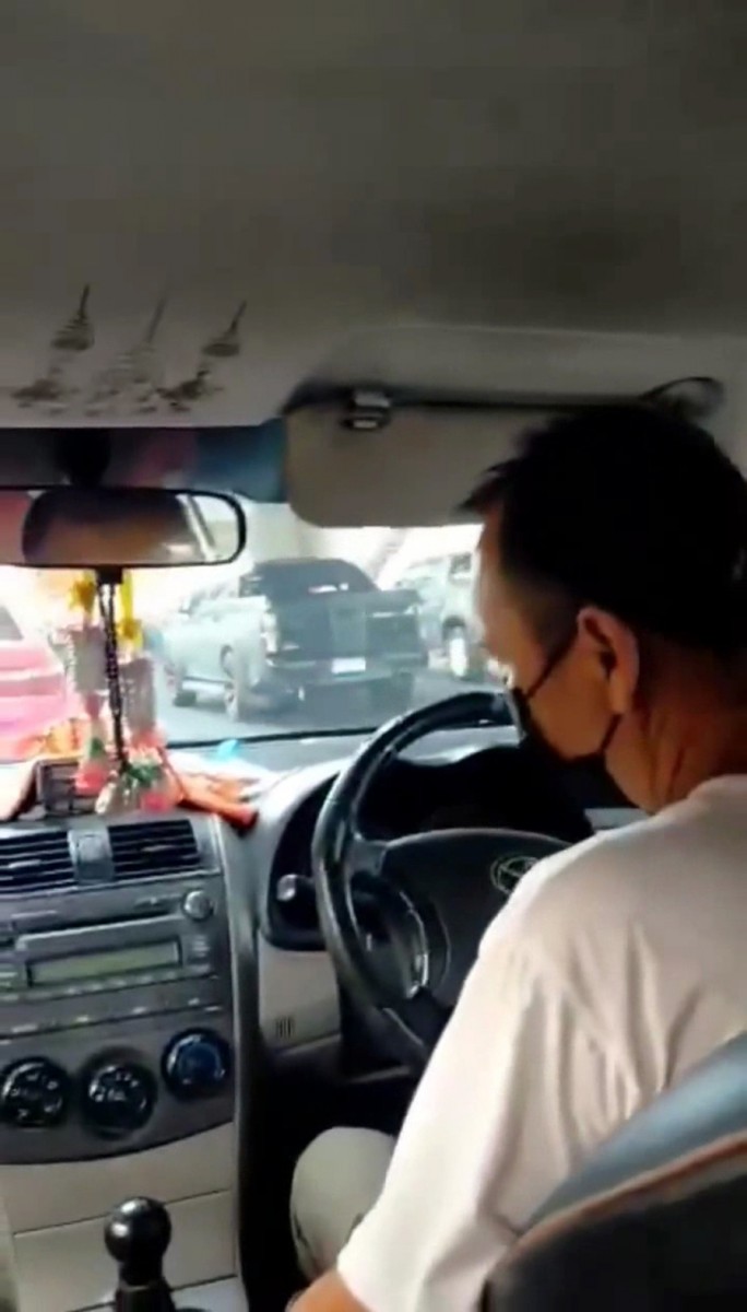 แค้นนี้ต้องชำระ โชว์เฟอร์แท็กซี่ที่เคยถูกวินเถื่อน เรียกเก็บค่าจอด ปี 63 อัดคลิปโดดขึ้นรถพร้อมหมายจับชวนไปโรงพัก