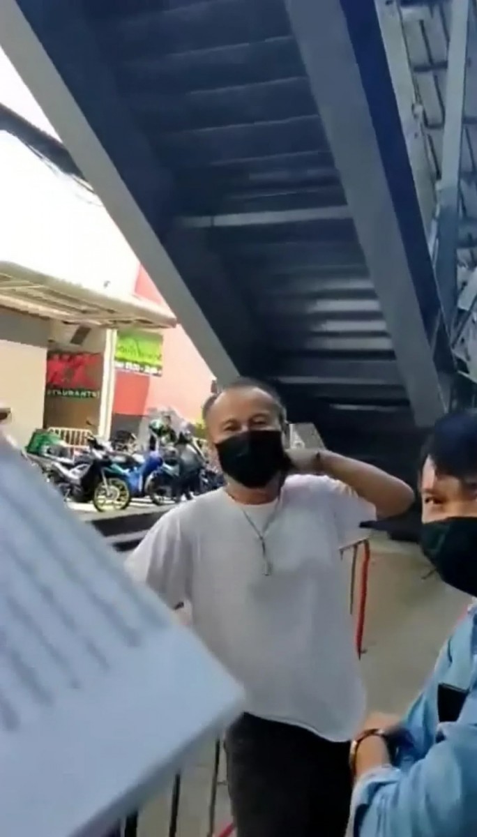 แค้นนี้ต้องชำระ โชว์เฟอร์แท็กซี่ที่เคยถูกวินเถื่อน เรียกเก็บค่าจอด ปี 63 อัดคลิปโดดขึ้นรถพร้อมหมายจับชวนไปโรงพัก