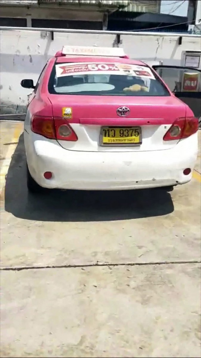 แค้นนี้ต้องชำระ โชว์เฟอร์แท็กซี่ที่เคยถูกวินเถื่อน เรียกเก็บค่าจอด ปี 63 อัดคลิปโดดขึ้นรถพร้อมหมายจับชวนไปโรงพัก