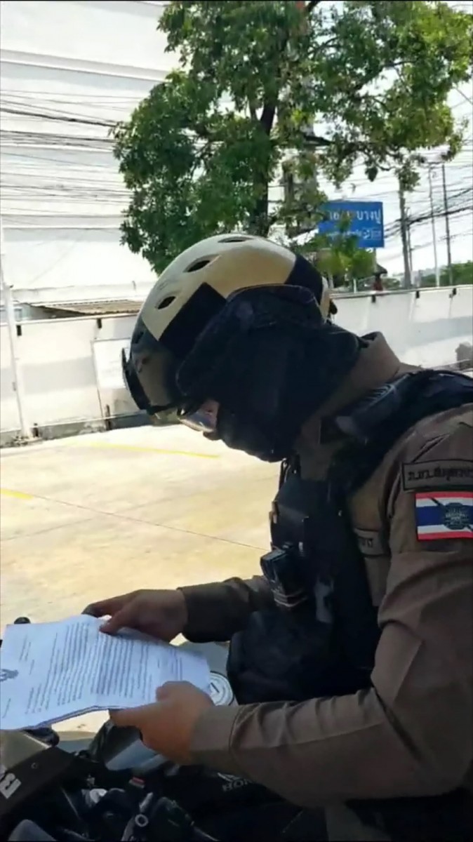 แค้นนี้ต้องชำระ โชว์เฟอร์แท็กซี่ที่เคยถูกวินเถื่อน เรียกเก็บค่าจอด ปี 63 อัดคลิปโดดขึ้นรถพร้อมหมายจับชวนไปโรงพัก