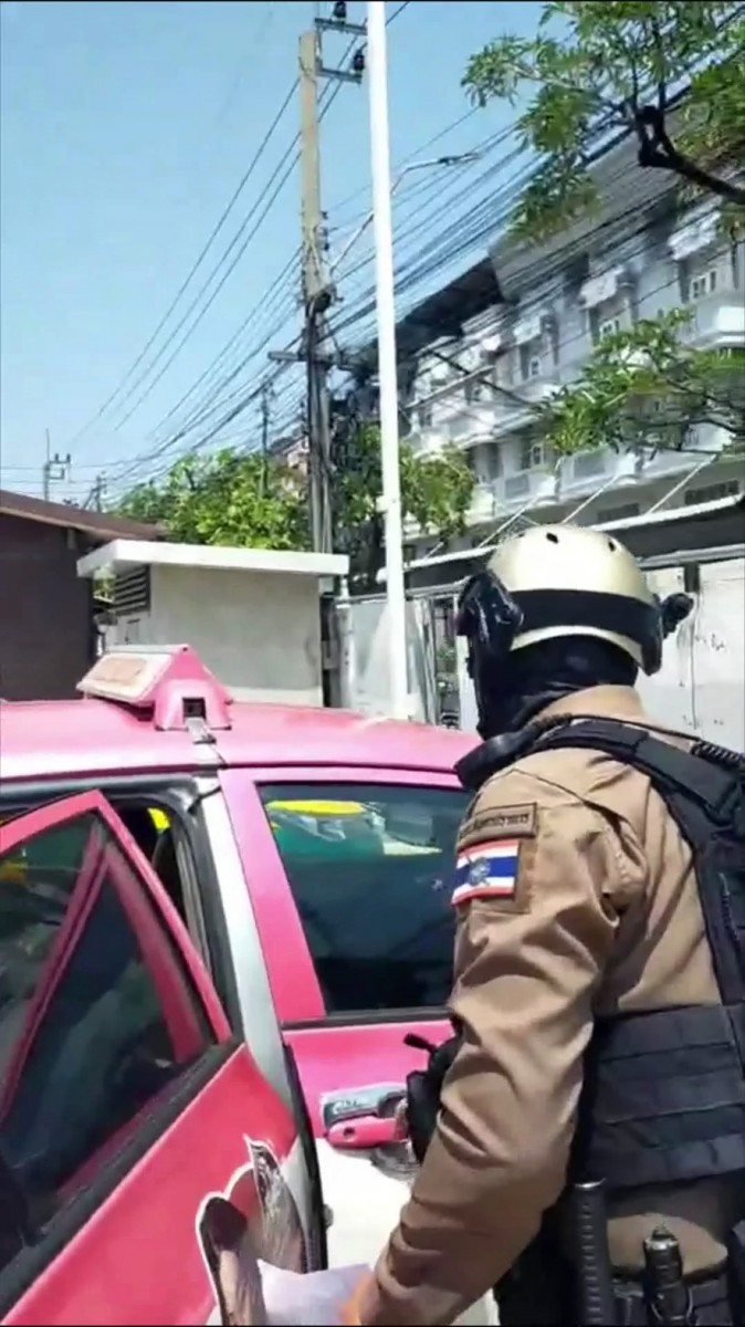 แค้นนี้ต้องชำระ โชว์เฟอร์แท็กซี่ที่เคยถูกวินเถื่อน เรียกเก็บค่าจอด ปี 63 อัดคลิปโดดขึ้นรถพร้อมหมายจับชวนไปโรงพัก