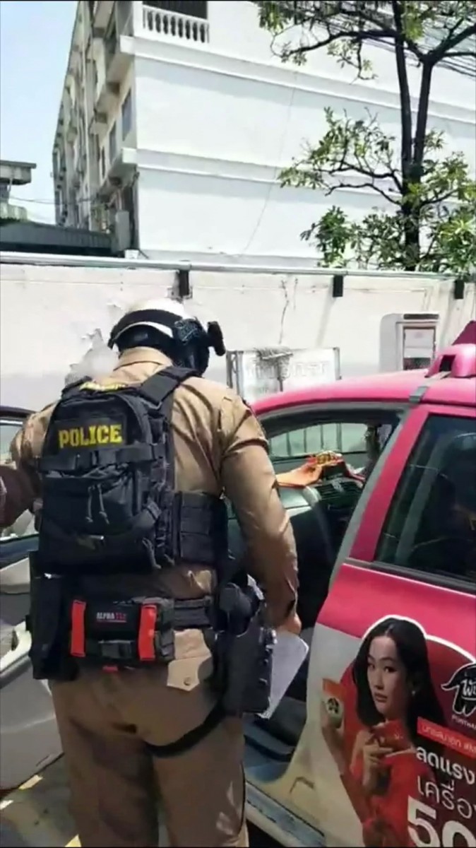 แค้นนี้ต้องชำระ โชว์เฟอร์แท็กซี่ที่เคยถูกวินเถื่อน เรียกเก็บค่าจอด ปี 63 อัดคลิปโดดขึ้นรถพร้อมหมายจับชวนไปโรงพัก