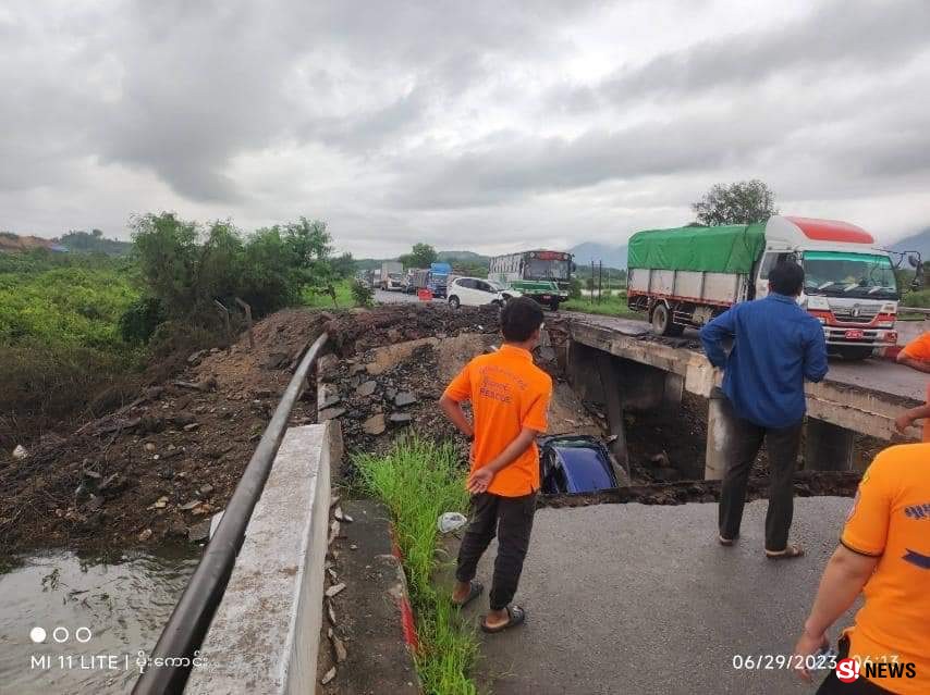 ตาก - พม่าใช้โดรนวางระเบิดถล่มสะพานยุทธศาสตร์เชื่อมทางหลวงสายเอเชีย ทั้งเสียชีวิตทั้งรถยนต์ได้รับความเสียหาย ( มีคลิป )