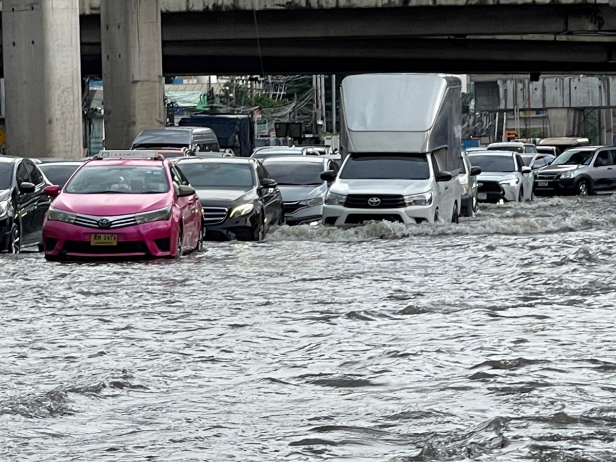 นนทบุรี ฝนถล่มนนท์ กว่า 2 ชั่วโมง ถนนแจ้งวัฒนะน้ำท่วมตลอดสาย การจราจรติดขัด