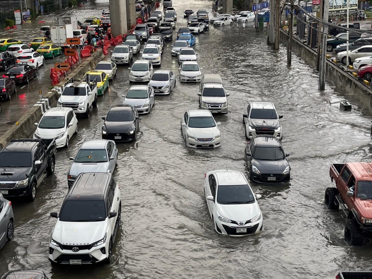 นนทบุรี ฝนถล่มนนท์ กว่า 2 ชั่วโมง ถนนแจ้งวัฒนะน้ำท่วมตลอดสาย การจราจรติดขัด