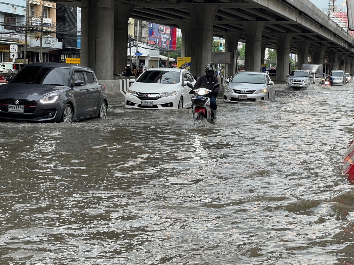 นนทบุรี ฝนถล่มนนท์ กว่า 2 ชั่วโมง ถนนแจ้งวัฒนะน้ำท่วมตลอดสาย การจราจรติดขัด