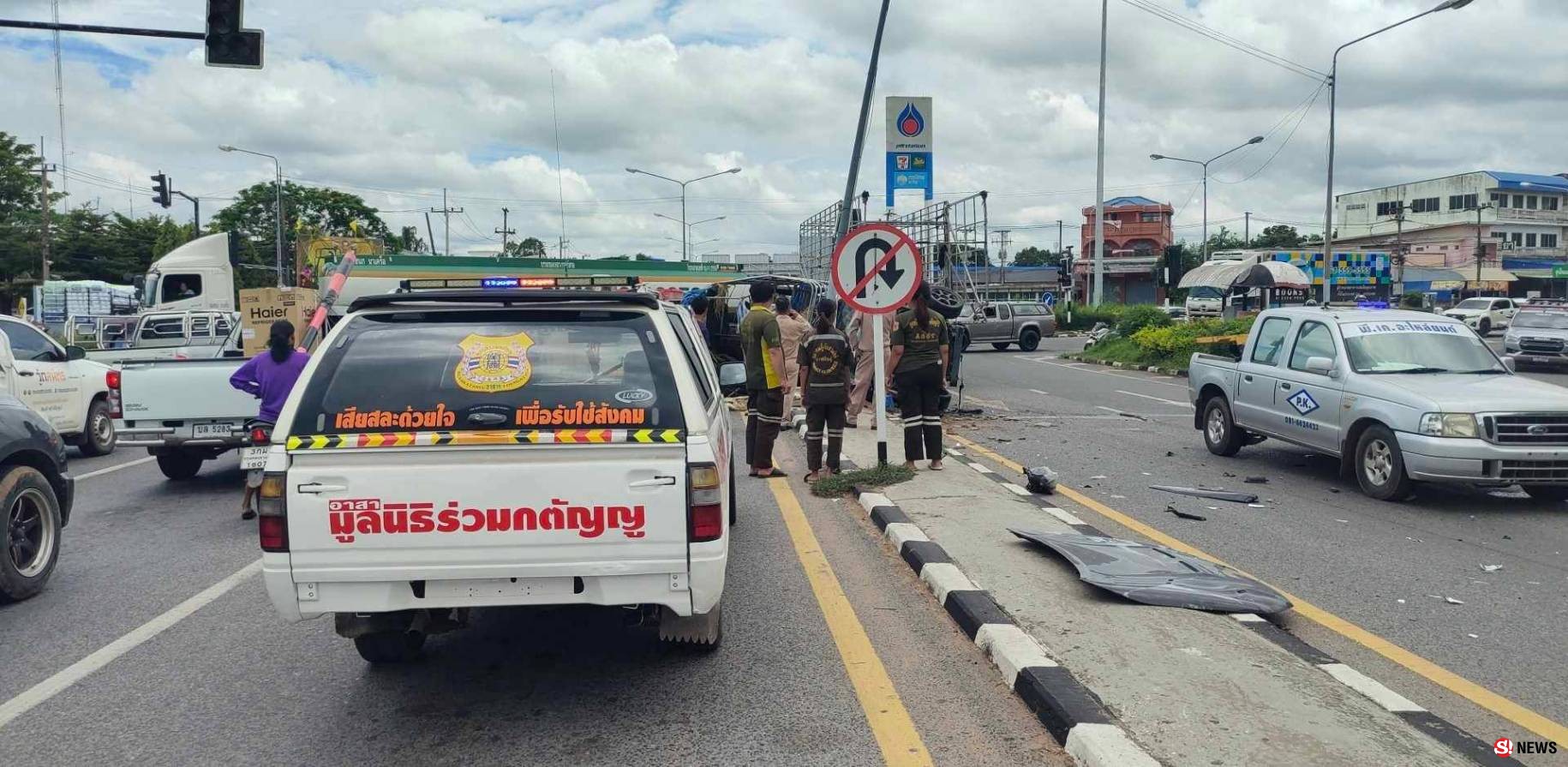 กาฬสินธุ์ระทึกกระบะบรรทุกแพะเบรกแตกอัดเสาไฟจราจรตายเกือบยกคัน