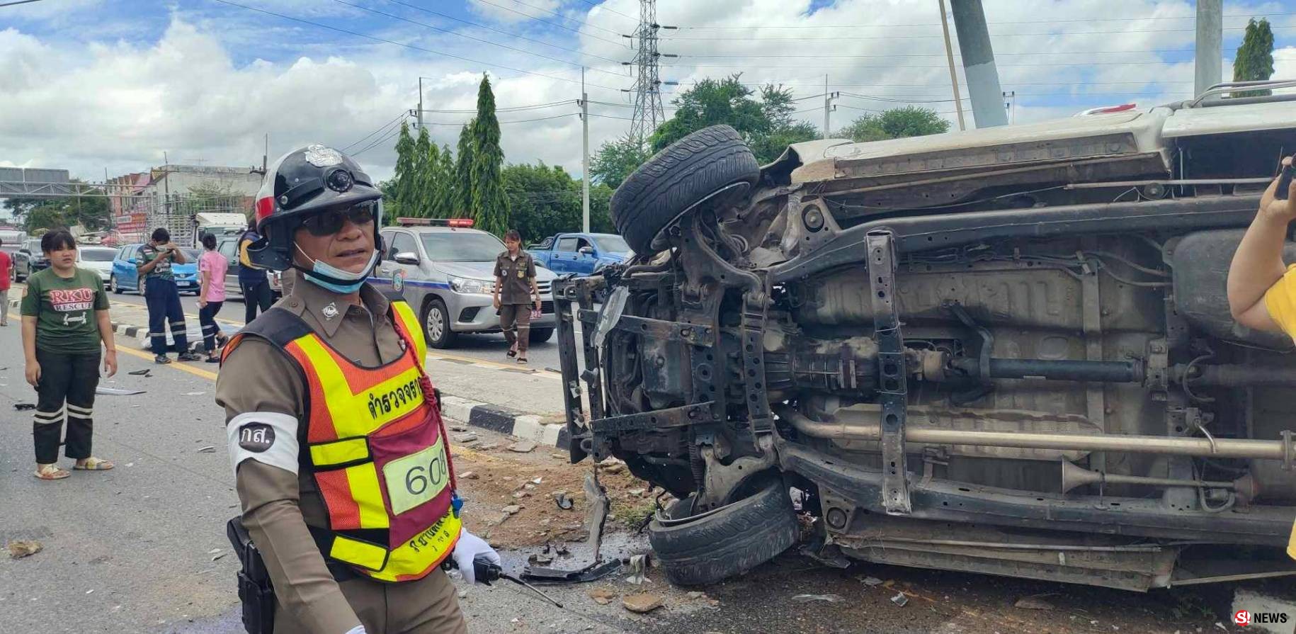 กาฬสินธุ์ระทึกกระบะบรรทุกแพะเบรกแตกอัดเสาไฟจราจรตายเกือบยกคัน