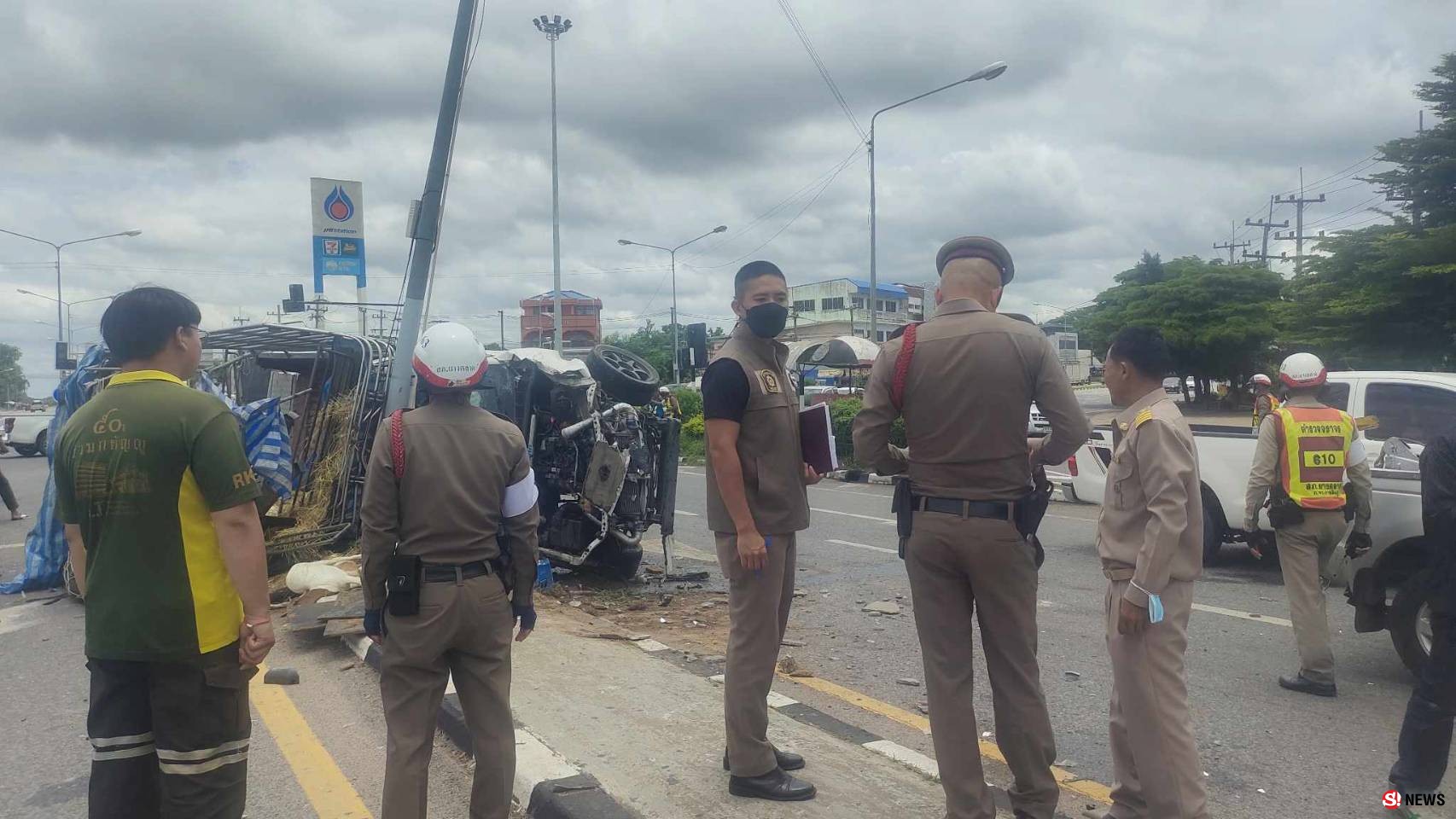 กาฬสินธุ์ระทึกกระบะบรรทุกแพะเบรกแตกอัดเสาไฟจราจรตายเกือบยกคัน