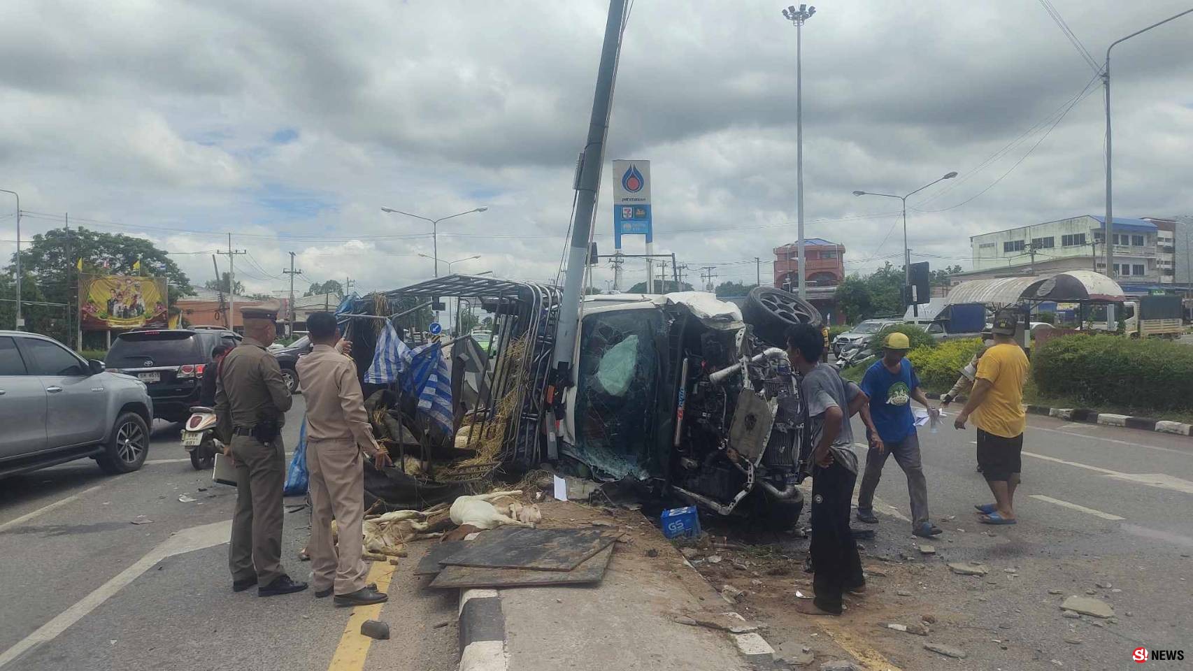กาฬสินธุ์ระทึกกระบะบรรทุกแพะเบรกแตกอัดเสาไฟจราจรตายเกือบยกคัน