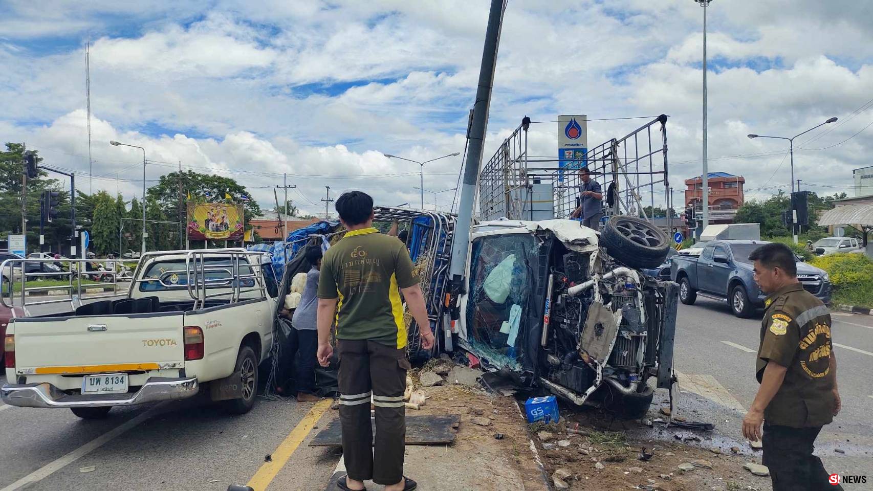 กาฬสินธุ์ระทึกกระบะบรรทุกแพะเบรกแตกอัดเสาไฟจราจรตายเกือบยกคัน