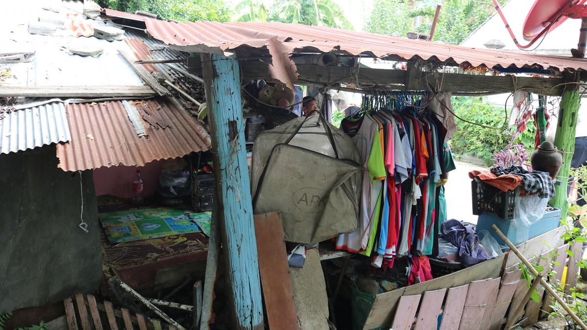 ราชบุรี ส่ง - ครูงงเยี่ยมบ้านนักเรียนมีแต่ ถัง กะละมัง หม้อ แขนรองน้ำฝนเต็มหลังคาบ้าน