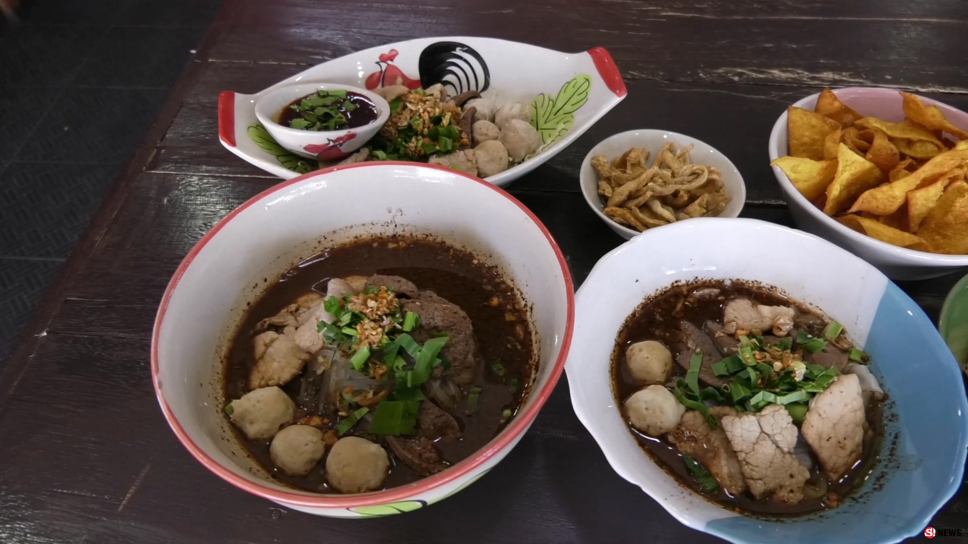 ฮือฮา ยมบาลลวกเส้นเองขายเองก๋วยเตี๋ยวเรือนรกแตกที่ลำปาง