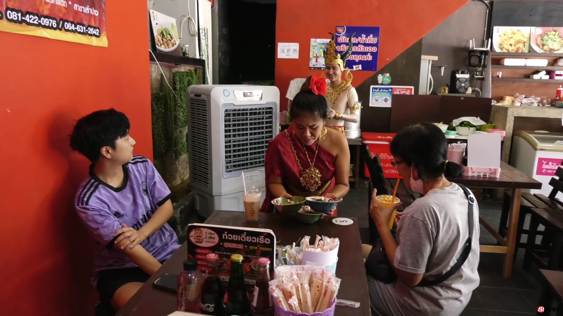 ฮือฮา ยมบาลลวกเส้นเองขายเองก๋วยเตี๋ยวเรือนรกแตกที่ลำปาง