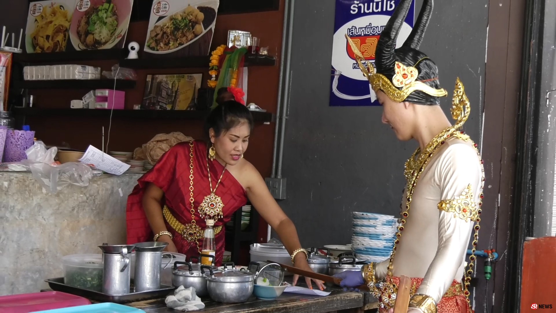 ฮือฮา ยมบาลลวกเส้นเองขายเองก๋วยเตี๋ยวเรือนรกแตกที่ลำปาง