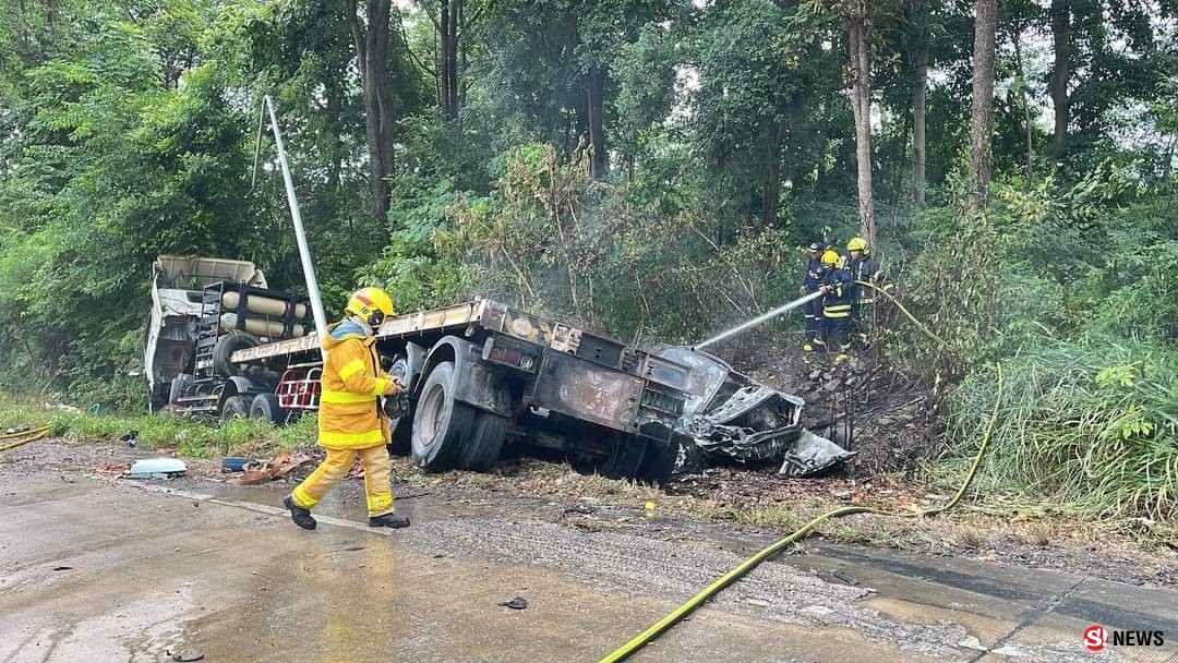 ตาก - ลงเร็วเกิน รถพ่วง 20 ล้อเหินข้ามแบริเออร์ ชนเก๋ง คนขับเก๋งกระเด็นออกจากรถรอดตาย ปาฏิหาริย์ แต่เมียคนขับ 20 ล้อดันกระเด็นไปใต้ท้องรถเก๋ง ไฟคลอกตายคาที่ รถขาเข้าตากติดยาวถึงด่านห้วยหินฝนเป็นกิโล นานนับชั่วโมง