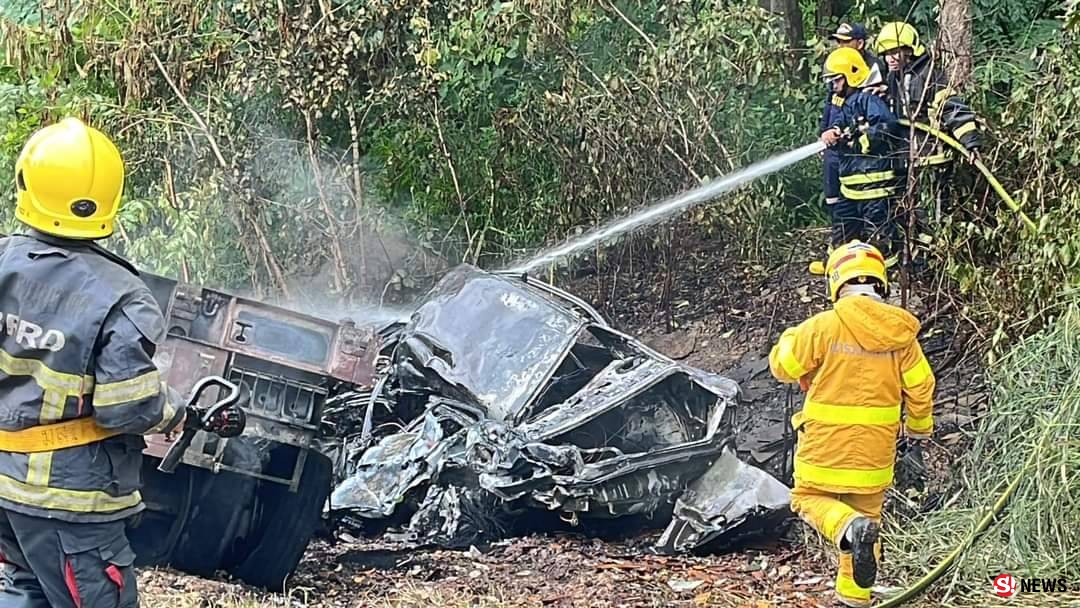 ตาก - ลงเร็วเกิน รถพ่วง 20 ล้อเหินข้ามแบริเออร์ ชนเก๋ง คนขับเก๋งกระเด็นออกจากรถรอดตาย ปาฏิหาริย์ แต่เมียคนขับ 20 ล้อดันกระเด็นไปใต้ท้องรถเก๋ง ไฟคลอกตายคาที่ รถขาเข้าตากติดยาวถึงด่านห้วยหินฝนเป็นกิโล นานนับชั่วโมง