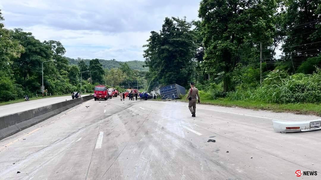 ตาก - ลงเร็วเกิน รถพ่วง 20 ล้อเหินข้ามแบริเออร์ ชนเก๋ง คนขับเก๋งกระเด็นออกจากรถรอดตาย ปาฏิหาริย์ แต่เมียคนขับ 20 ล้อดันกระเด็นไปใต้ท้องรถเก๋ง ไฟคลอกตายคาที่ รถขาเข้าตากติดยาวถึงด่านห้วยหินฝนเป็นกิโล นานนับชั่วโมง