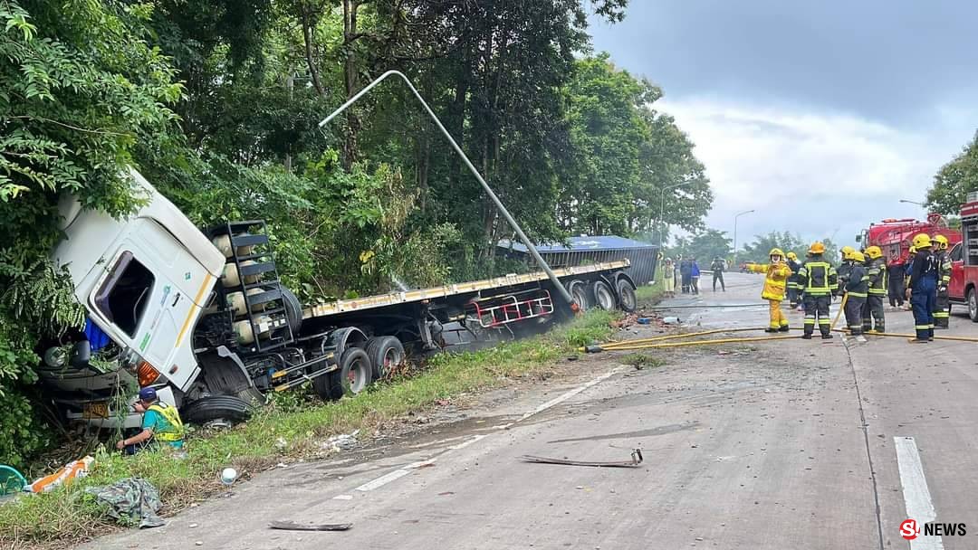 ตาก - ลงเร็วเกิน รถพ่วง 20 ล้อเหินข้ามแบริเออร์ ชนเก๋ง คนขับเก๋งกระเด็นออกจากรถรอดตาย ปาฏิหาริย์ แต่เมียคนขับ 20 ล้อดันกระเด็นไปใต้ท้องรถเก๋ง ไฟคลอกตายคาที่ รถขาเข้าตากติดยาวถึงด่านห้วยหินฝนเป็นกิโล นานนับชั่วโมง