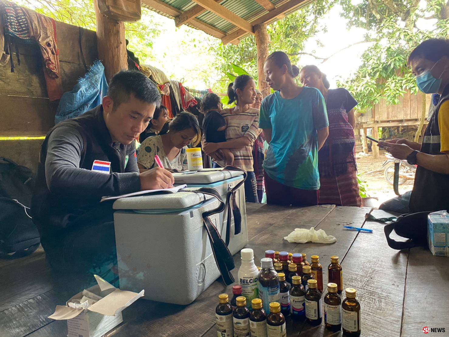 ตาก - หมอชายขอบ ขับมอไซค์ลุยโคลน 18 กม.ใช้เวลากว่า 4 ชม. รุกฉีดวัคซีน อ.ท่าสองยาง ไร้สัญญาณโทรศัพท์ สุดเหนื่อยต้องใช้ระบบออนเทน