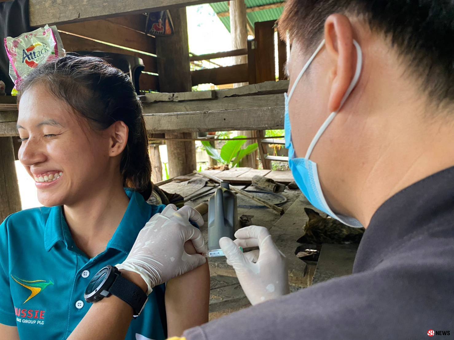 ตาก - หมอชายขอบ ขับมอไซค์ลุยโคลน 18 กม.ใช้เวลากว่า 4 ชม. รุกฉีดวัคซีน อ.ท่าสองยาง ไร้สัญญาณโทรศัพท์ สุดเหนื่อยต้องใช้ระบบออนเทน