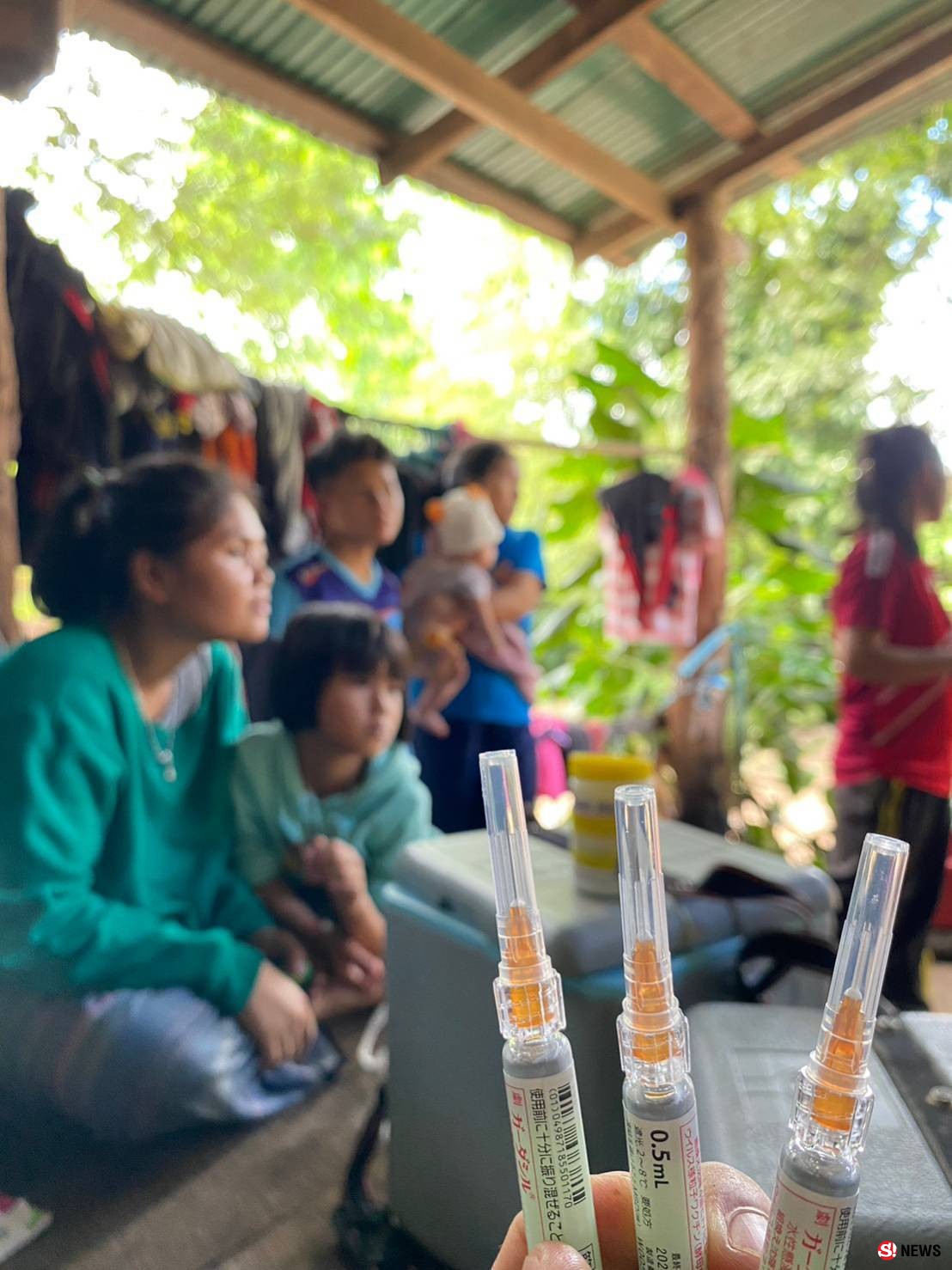 ตาก - หมอชายขอบ ขับมอไซค์ลุยโคลน 18 กม.ใช้เวลากว่า 4 ชม. รุกฉีดวัคซีน อ.ท่าสองยาง ไร้สัญญาณโทรศัพท์ สุดเหนื่อยต้องใช้ระบบออนเทน