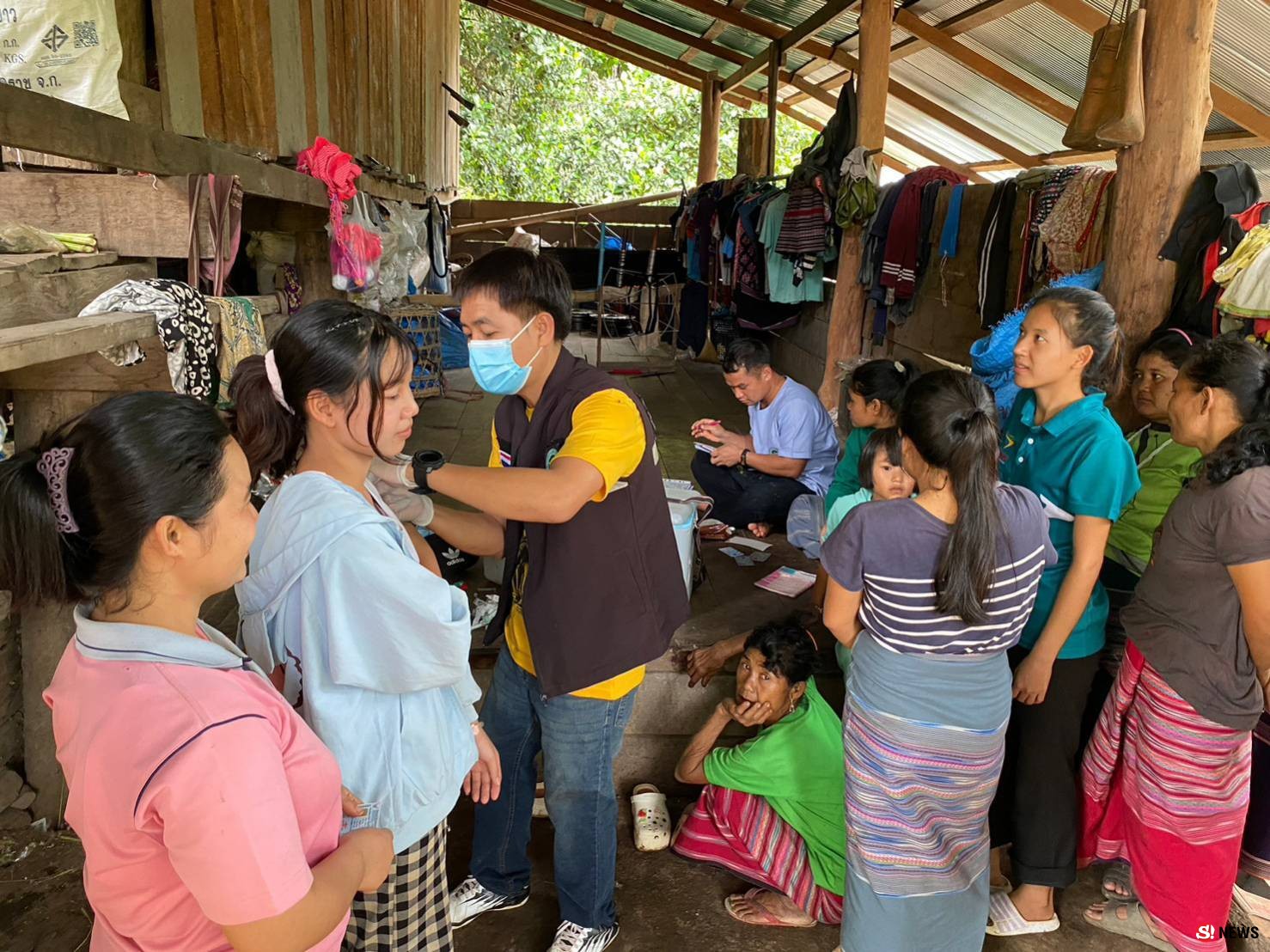 ตาก - หมอชายขอบ ขับมอไซค์ลุยโคลน 18 กม.ใช้เวลากว่า 4 ชม. รุกฉีดวัคซีน อ.ท่าสองยาง ไร้สัญญาณโทรศัพท์ สุดเหนื่อยต้องใช้ระบบออนเทน