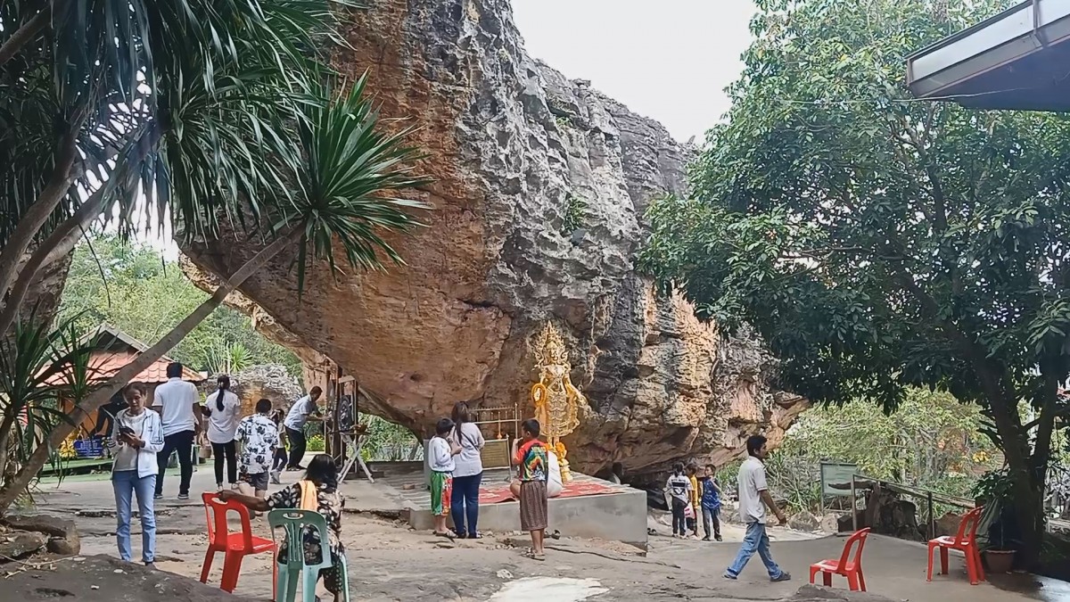 ครูสาวหลับตาล้วงไข่-จุดธูปขอเลขเด็ดปู่มุจลินท์-เจ้าแม่ตะเคียนวัดภูตะเภาทองวันออกพรรษา