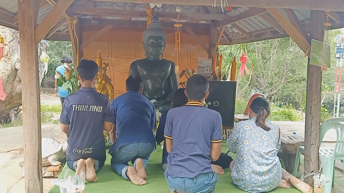 ครูสาวหลับตาล้วงไข่-จุดธูปขอเลขเด็ดปู่มุจลินท์-เจ้าแม่ตะเคียนวัดภูตะเภาทองวันออกพรรษา